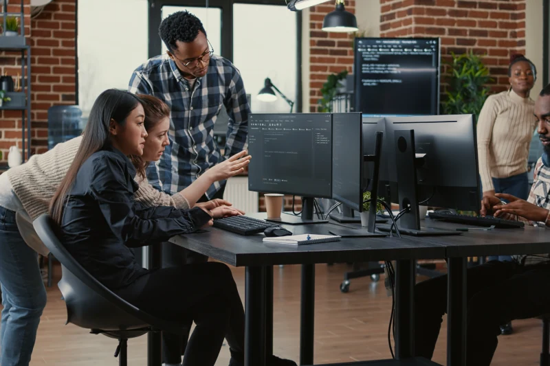 trabalhadores industriais com mascaras protegidas contra o virus corona discutindo sobre a producao na fabrica 1 1